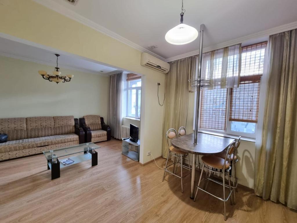 White New Apartments Ultracentral 2-Rooms In The Heart Chisinau Exterior foto